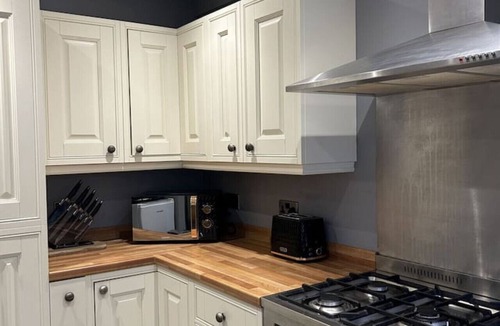 Crawley House | Spacious 3 bedroom House, Close to Gatwick