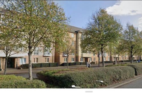 Atlantic Wharf Apartment | Spacious 3-Bedroom Ground Floor Flat with Free Parking in Central Location