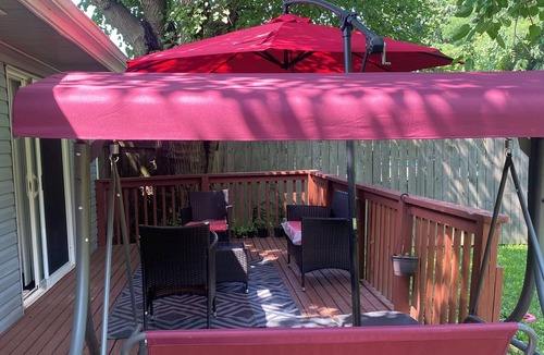 Northbrook House | Spacious 3 bedroom house with WiFi, shopping and restaurants in cool Cincinnati