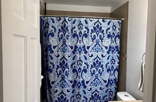 Northbrook House | Spacious 3 bedroom house with WiFi, shopping and restaurants in cool Cincinnati