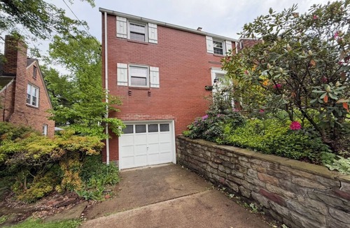 Mount Lebanon House | Spacious 3-bedroom house one car garage in beautiful Pittsburgh 7min from city.