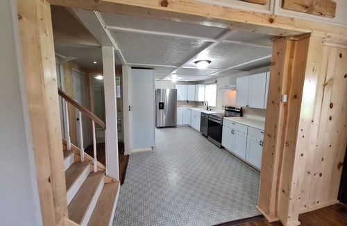 Harrison House | Spacious 3-bedroom Harrison Lodge with AC and scenic Hottub
