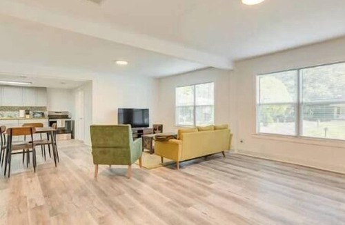 Mobile House | Spacious 3 Bedroom in midtown Mobile, AL