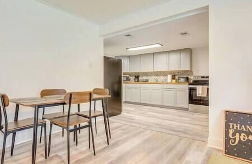 Mobile House | Spacious 3 Bedroom in midtown Mobile, AL
