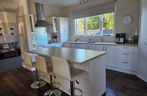 Methven House | Spacious 3 bedroom period home. 2 living rooms. Walking distance to town.