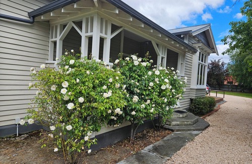 Methven House | Spacious 3 bedroom period home. 2 living rooms. Walking distance to town.