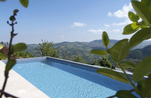 Polinago Apartment | Spacious 3 bedroom self-contained apartment. Swimming pool and stunning views