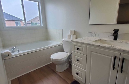Milton House | Spacious 3 bedroom Semi-detachednMinutes to GO station and storesnFree Parking