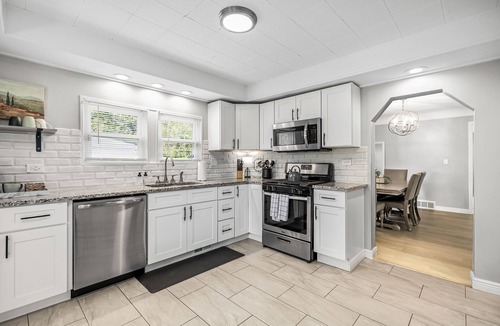 Warren Apartment | Spacious 3 Bedroom | Sleeps 7 | Central Location