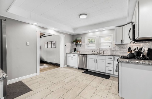 Warren Apartment | Spacious 3 Bedroom | Sleeps 7 | Central Location