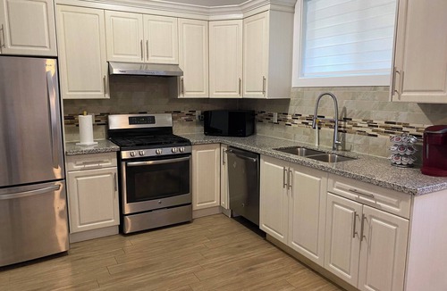 Newton House | Spacious 3-bedroom Suite in fabulous Surrey Wi-Fi, EV Charging, Basketball Court