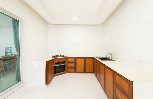 Khlong Sam Prawet Apartment | Spacious 3-bedroom apartment in charming Lat Krabang with AC