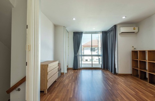 Khlong Sam Prawet Apartment | Spacious 3-bedroom apartment in charming Lat Krabang with AC