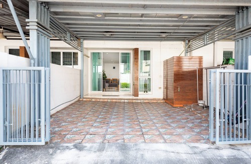 Khlong Sam Prawet Apartment | Spacious 3-bedroom apartment in charming Lat Krabang with AC