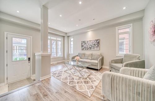 Ajax House | Spacious 3 Bedroom Townhome Near Thermea Spa and Casino Ajax
