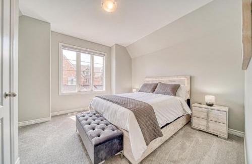 Ajax House | Spacious 3 Bedroom Townhome Near Thermea Spa and Casino Ajax