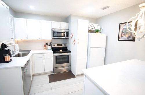 Lakeshore South House | Spacious 3 Bedroom Home w/Screened In Outdoor Patio