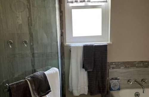 Hanford House | Spacious 3-Bedroom with fast internet and 65" TV