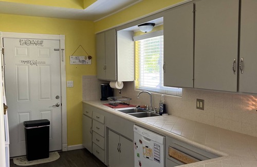 Girvan House | Spacious 3 Bedroom with Pool and Bonus Room
