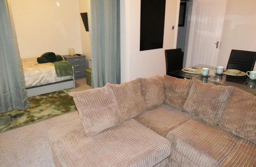 Salford Apartment | Spacious 3 Bedrooms 7 Beds Maisonette with 1 Bathroom 1WC 4 Smart TV's with Adaptable Lounge Area Tram access near Salford Quays and MCR City Centre