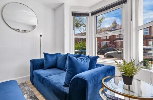 Southampton House | Spacious 3 Beds Home - walking distance from Shirley High Street - sleep 7 - Free Parking - Pool Table - 50" TV