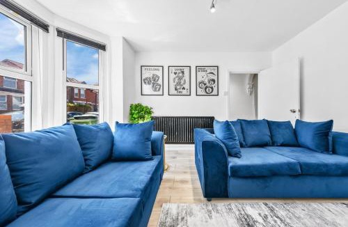 Southampton House | Spacious 3 Beds Home - walking distance from Shirley High Street - sleep 7 - Free Parking - Pool Table - 50" TV