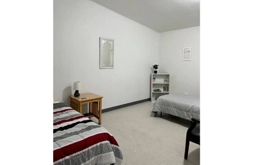 Topeka House | Spacious 3 BR, 2BT, 2 Fireplace & Full Kitchen.