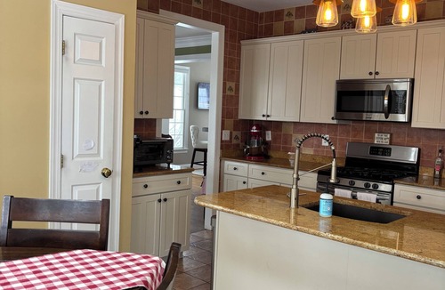 Broomall House | Spacious 3+BR 2F/2H BA Bar, Gym, Fin Bsmt Near FIFA & Subaru
