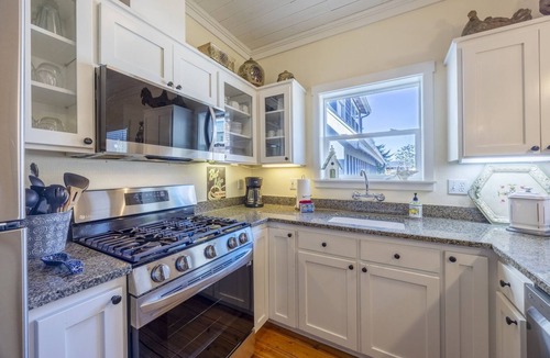 Lincoln Beach Cottage | Spacious 3-BR Bella Beach, Hot Tub, Master w/King