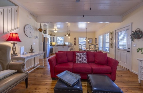 Lincoln Beach Cottage | Spacious 3-BR Bella Beach, Hot Tub, Master w/King