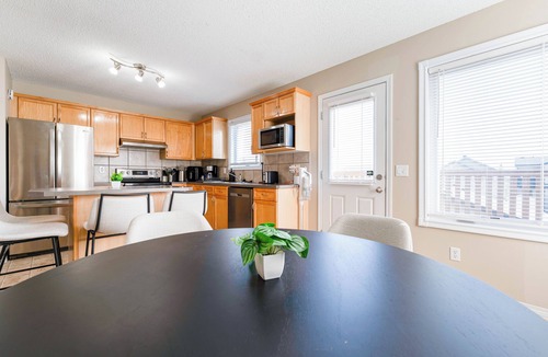 Calgary House | Spacious 3 BR Corner home in Covemeadow