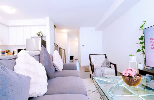 Thorold House | Spacious 3-BR Home Near Niagara Falls | Parking for 3 | King Bed