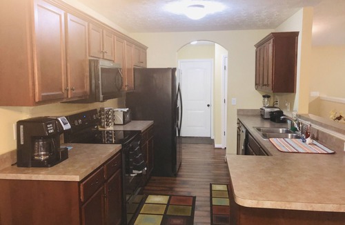 Speed House | Spacious 3 BR Ranch House W Patio Yard in a Quiet Suburb