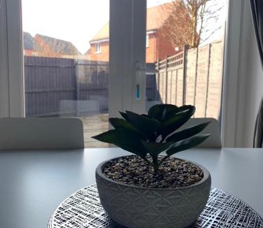 Ashby-de-la-Zouch House | Spacious 3-BR Stay with Comfort & Parking