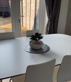 Ashby-de-la-Zouch House | Spacious 3-BR Stay with Comfort & Parking