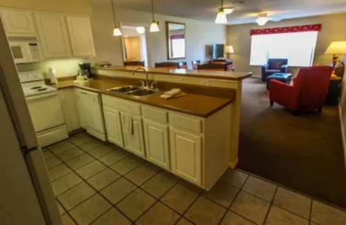 Branson Resort | Spacious 3 BR Suite adjacent Thousand Hills Golf near center of Theater Strip