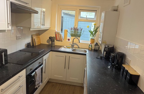 Fairfield House | Spacious 3 dbl bed house - sleeps 7! On the High St, 10 min walk to East Croydon
