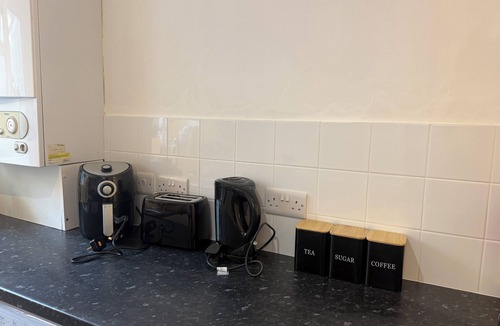 Fairfield House | Spacious 3 dbl bed house - sleeps 7! On the High St, 10 min walk to East Croydon