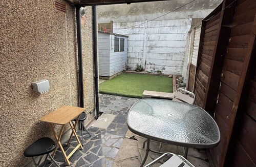 Fairfield House | Spacious 3 dbl bed house - sleeps 7! On the High St, 10 min walk to East Croydon