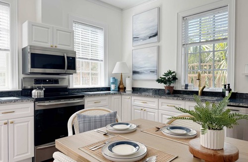 Dixon Park House | Spacious 3-Floor Downtown Retreat - Prime Location