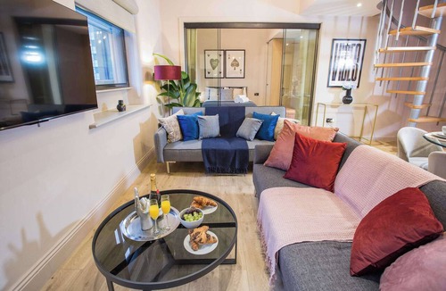 Chinatown Apartment | Spacious 3-Bed Retreat | Modern & Central | AC Inc