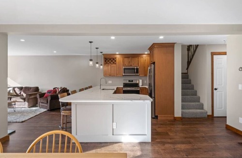 West Dover House | Spacious 3 Level 3BR+3Bath Townhouse w/Fireplace