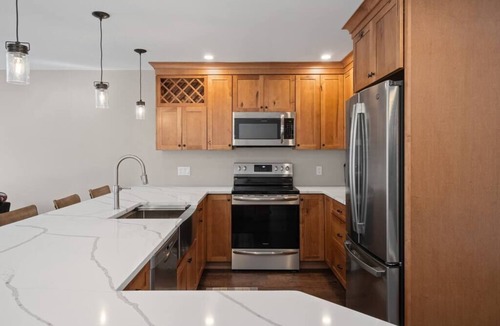 West Dover House | Spacious 3 Level 3BR+3Bath Townhouse w/Fireplace