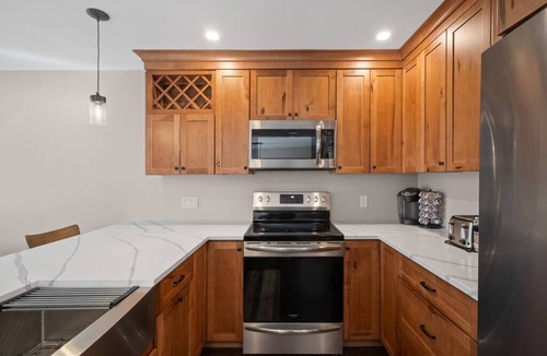 West Dover House | Spacious 3 Level 3BR+3Bath Townhouse w/Fireplace