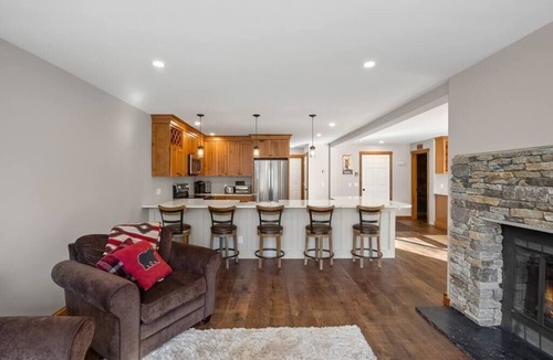West Dover House | Spacious 3 Level 3BR+3Bath Townhouse w/Fireplace