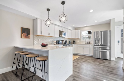Near Northside Apartment | Spacious 3-Story Stay Sleeps 14 Downtown Indy+ Hot Tub & Modern Comfort