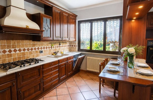 Gonte Apartment | Spacious 3½-room apartment with beautiful sunny garden & view of the lake