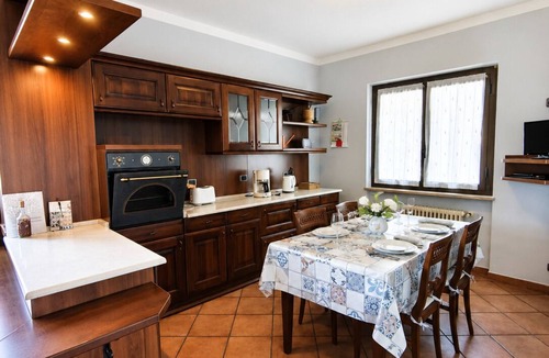 Gonte Apartment | Spacious 3½-room apartment with beautiful sunny garden & view of the lake