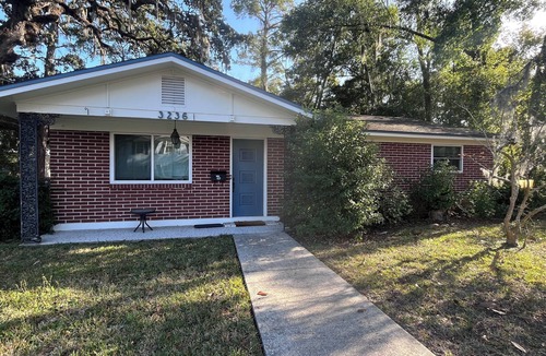 Avondale House | Spacious 3bdrm Avondale home; big private yard & walk to 3 shopping/eating areas