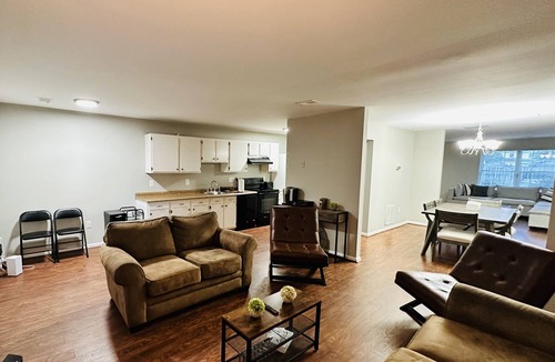 Dumfries House | Spacious 3Bedroom, 2Living Room, Kitchen & Private Backyard